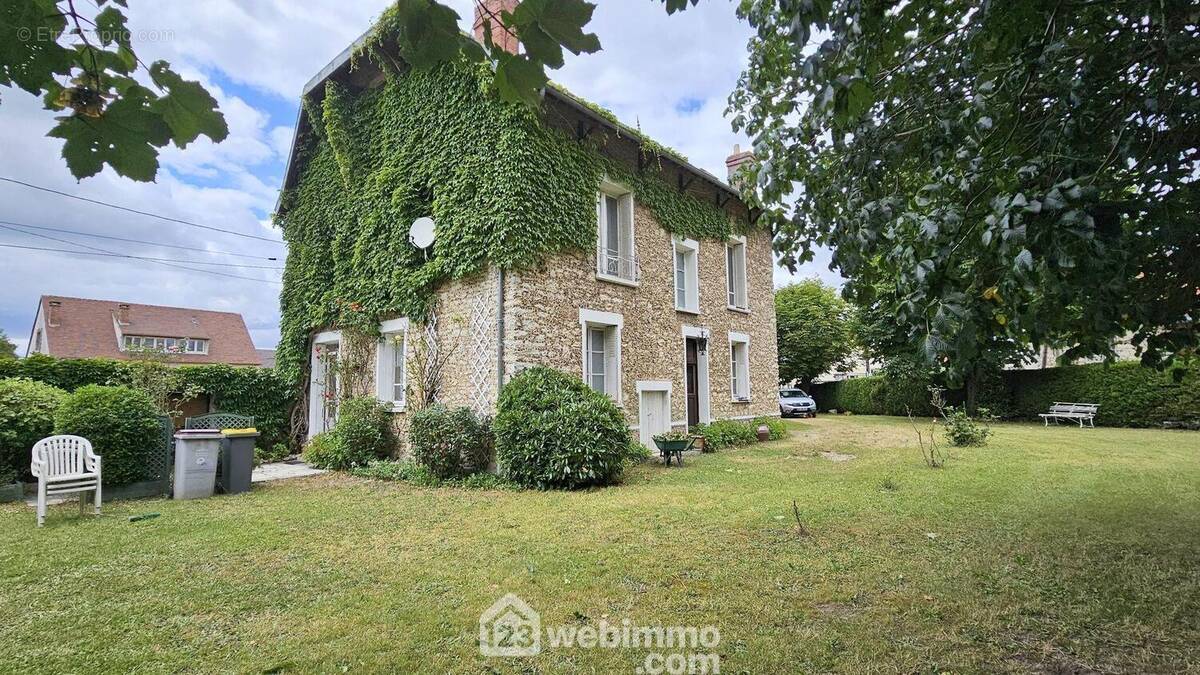 Venez découvrir cette belle maison bourgeoise de 144 m² proche de La Halle. - Maison à MILLY-LA-FORET