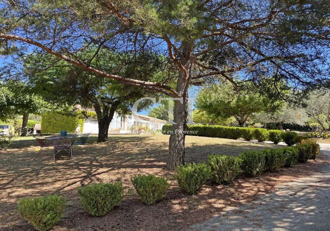 Charmante villa de plain-pied avec beau terrain arboré et clos de 2 627 m² - photo 8