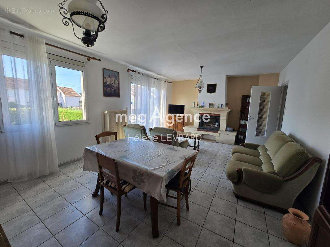 EVRON : Maison 2 chambres, proche centre-ville - photo 4