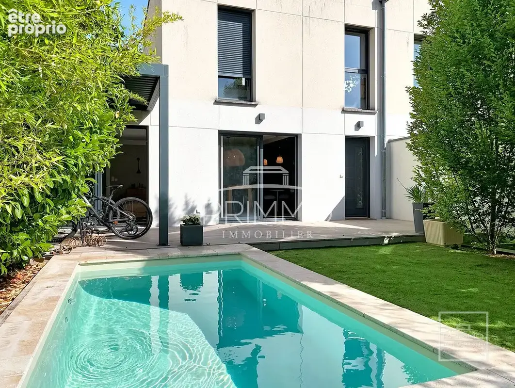 Centre village de Limonest, duplex de 111m² en rez de jardin de 290m² clos + garage - photo 1