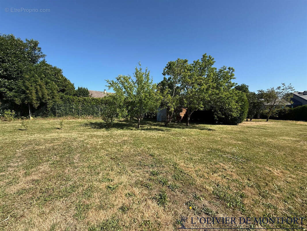 Terrain à MONTFORT-L'AMAURY