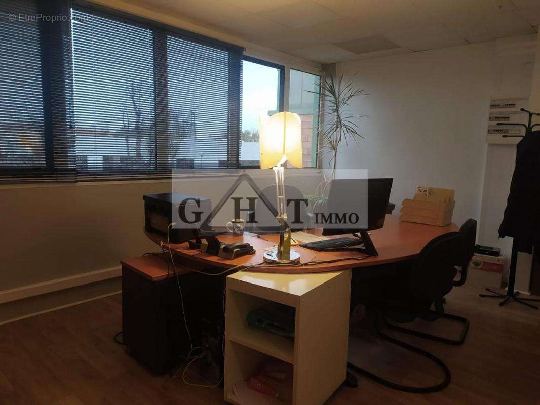 Commerce à SAINT-THIBAULT-DES-VIGNES