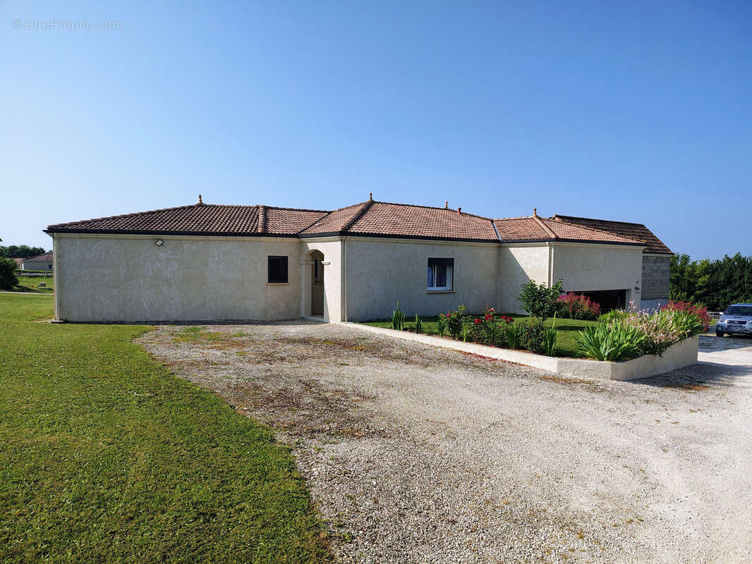 Maison à MONTAIGU-DE-QUERCY