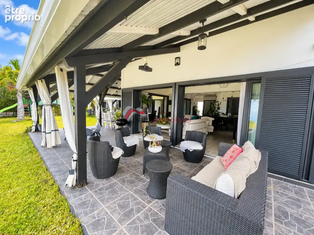 Le tampon   secteur la pointe  villa 6/7 pièces avec piscine et vue dégagée sur le littoral - photo 3