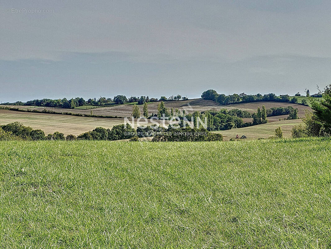 Terrain à LUSSAN