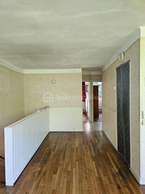 Maison à réinventer — 88 m² Carrez, 132 m² au total, 4 chambres, jardin et garage - photo 2