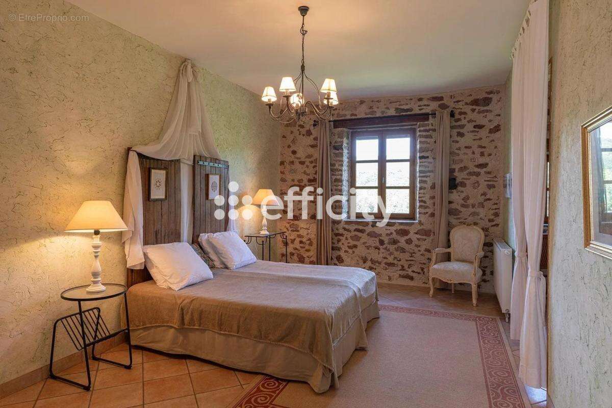 Maison 678 m² à Saint-Marcel-Campes  - photo 9