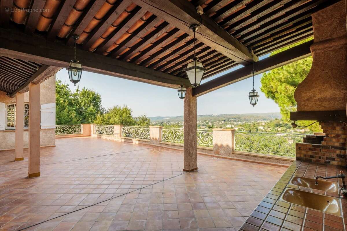 À vendre – Spacieuse villa familiale avec piscine à Saint-Paul de Vence - photo 37
