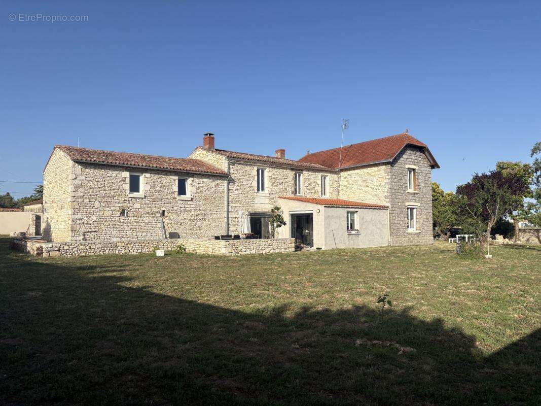 Maison 317 m² à Fontenay-Le-Comte  - photo 2