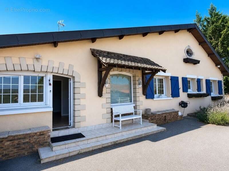 Villa avec piscine dépendances habitables et parc arboré - photo 2