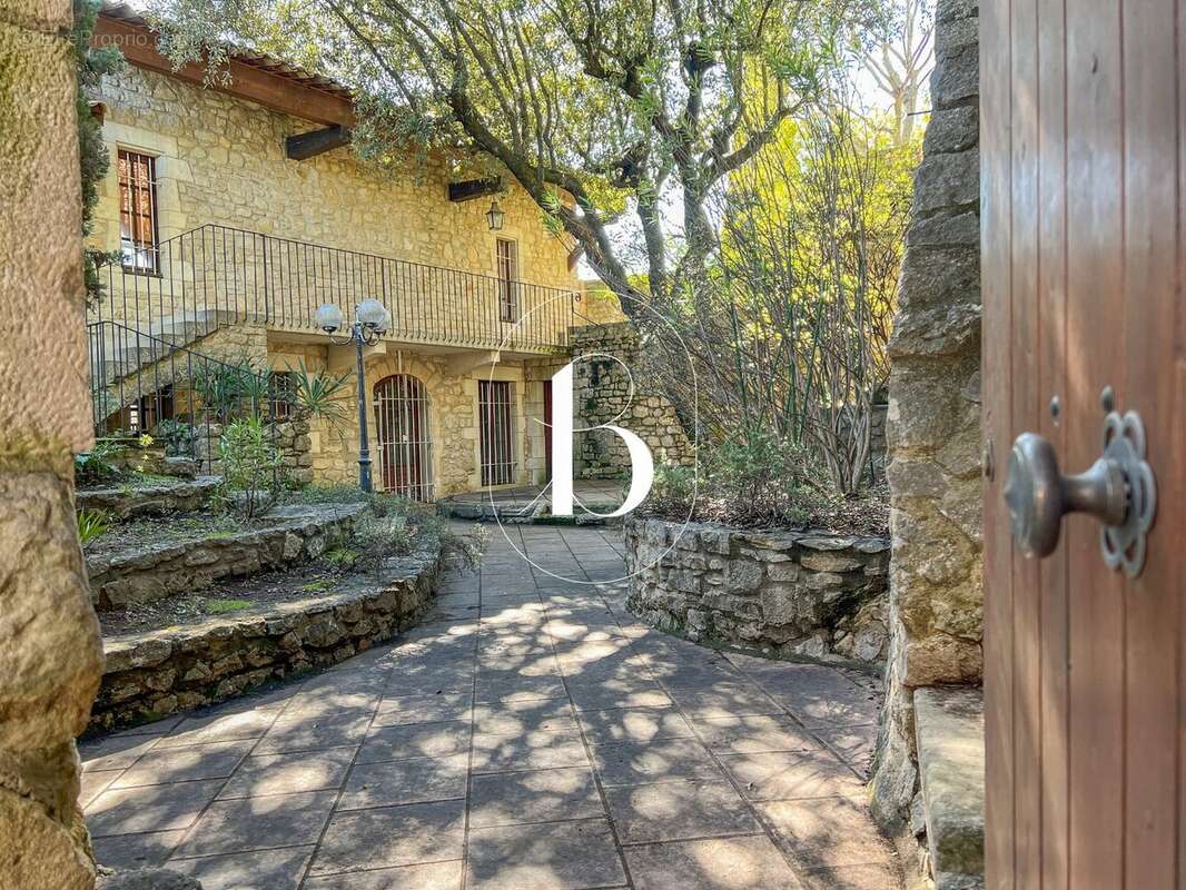 Maison à LA ROQUE-SUR-CEZE