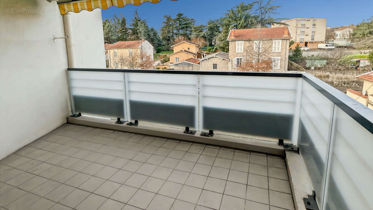 Appartement à PIERRE-BENITE