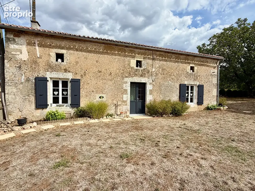 Charmante Maison Indépendante en Pierre avec Grande Grange, Terrain et Excellent Potentiel près de Nanteuil-en-Vallée - photo 9