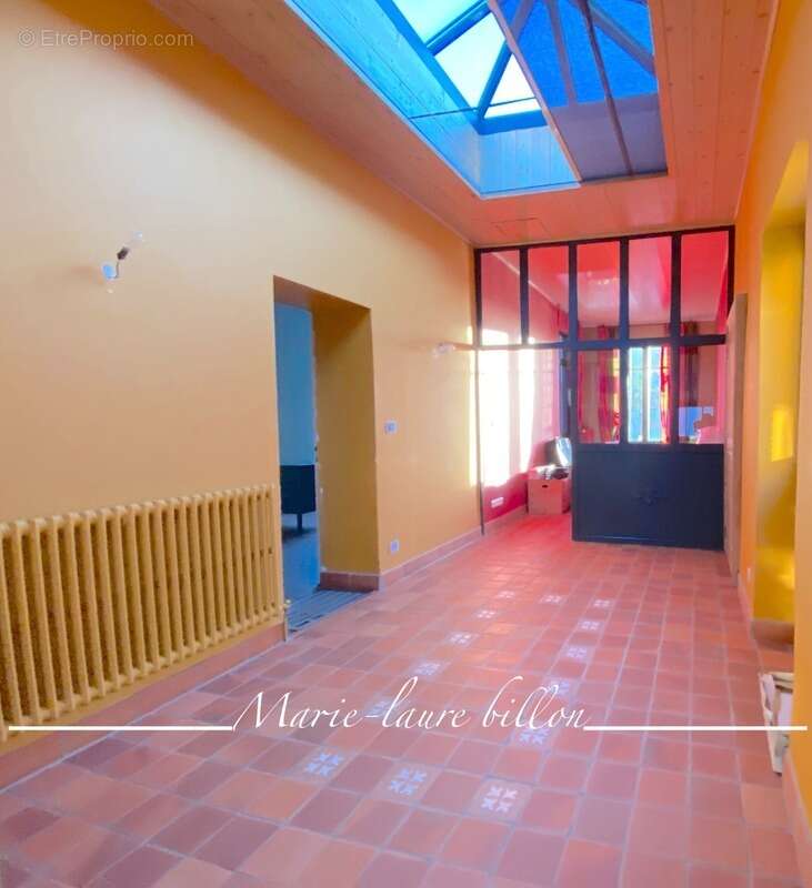 Maison à vendre 4 pièces CHALLANS (85), Maison de ville en pierre, au coeur de Challans, terrasse et jardin de ville - photo 3