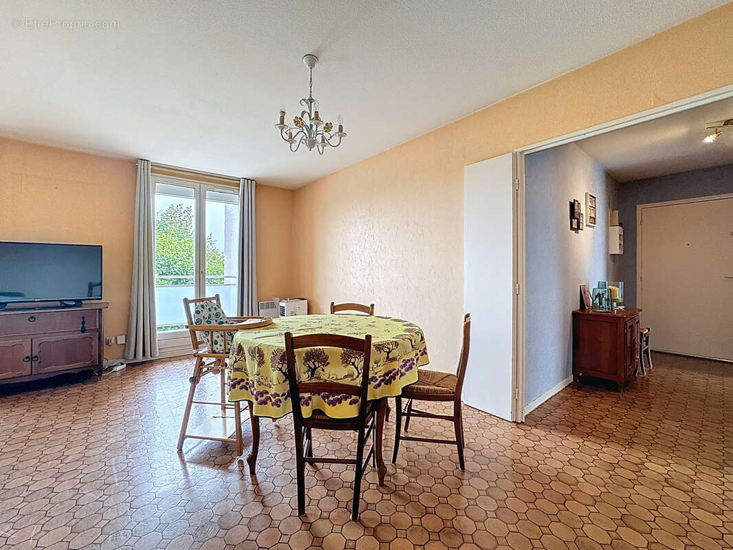 Appartement à LA TOUR-DE-SALVAGNY