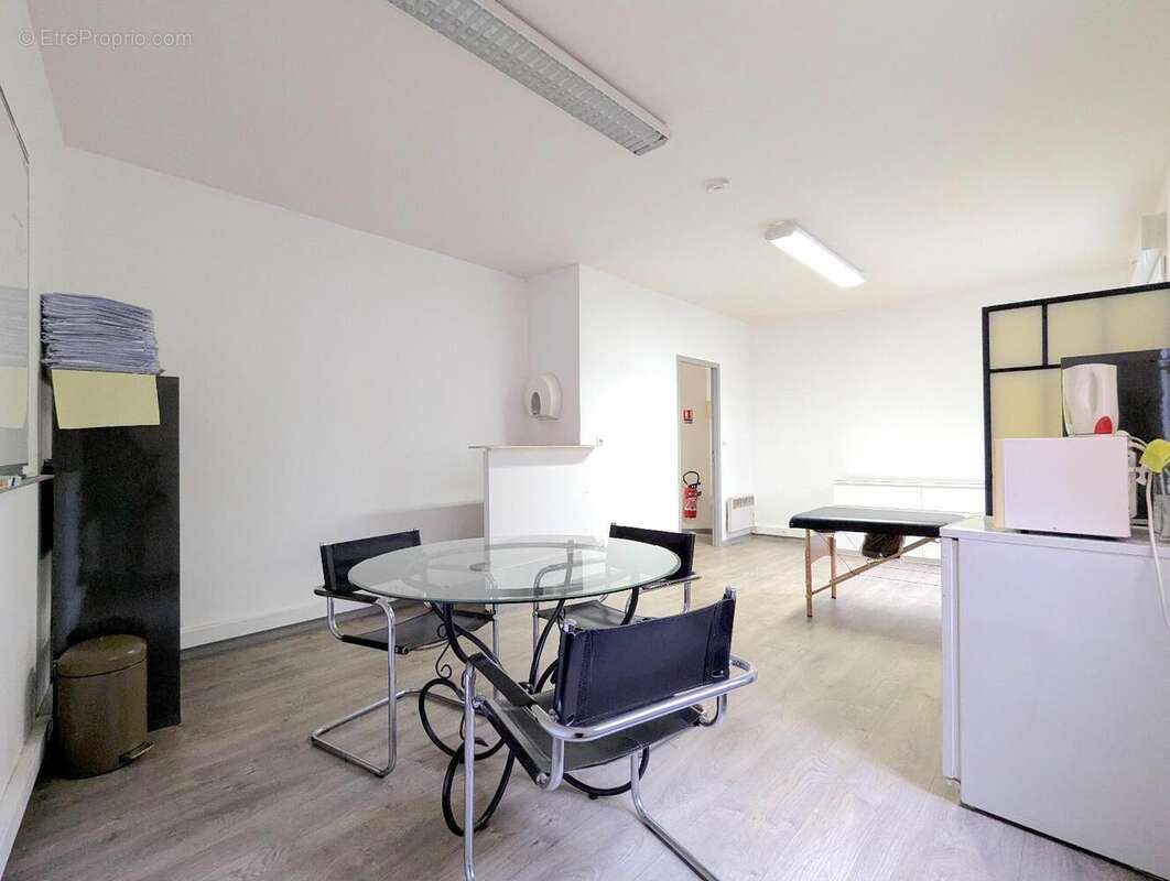   - Commerce à DECINES-CHARPIEU