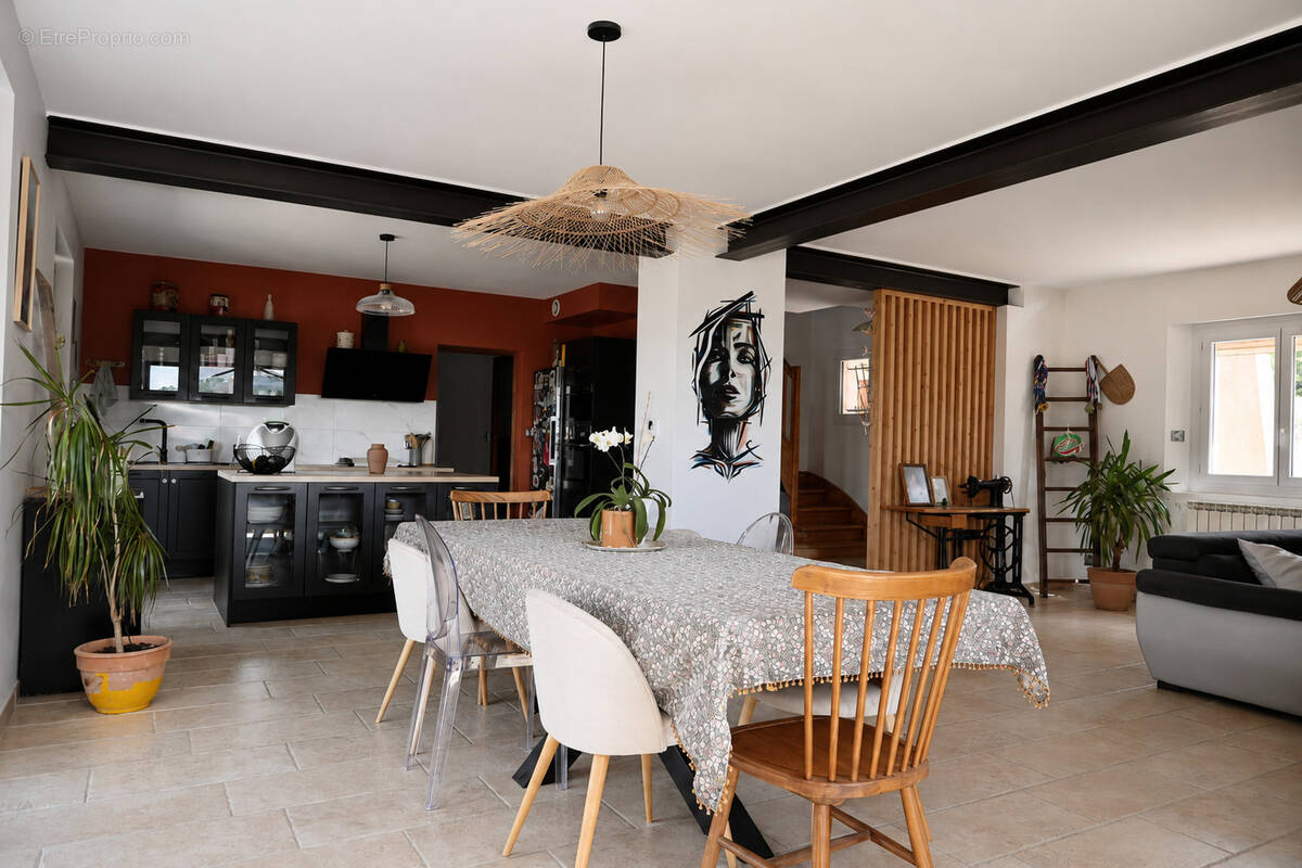 Maison familiale rénovée avec vue panoramique, terrasse et double garage   Serviès-en-Val - photo 3