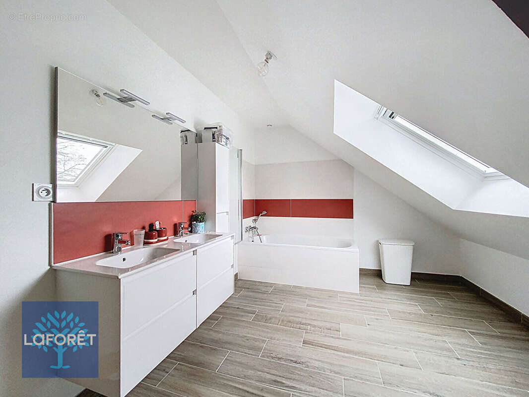 Maison à SAINT-CHRISTOPHE-DES-BOIS