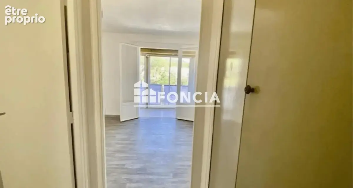 HYERES, En dernier étage : STUDIO avec loggia fermée, sans vis-à-vis - photo 5