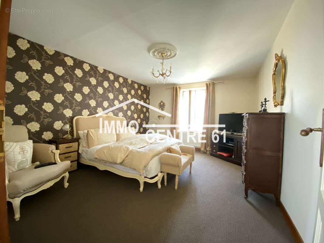 Maison à LASSAY-LES-CHATEAUX