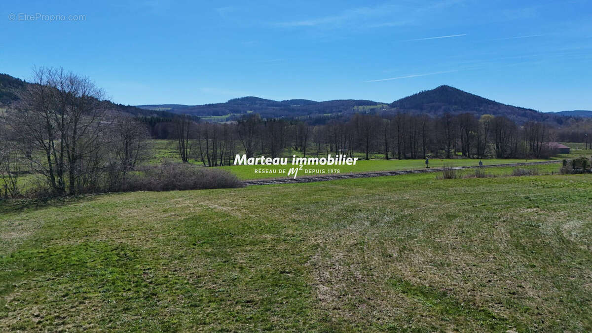 Terrain à LES POULIERES