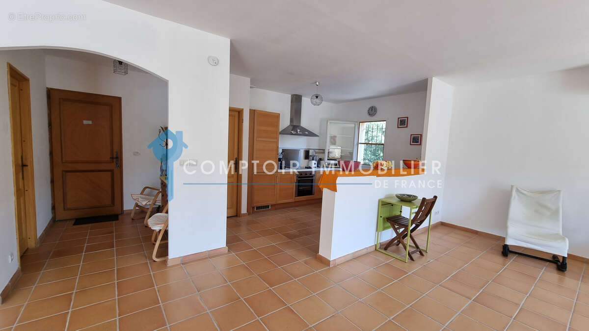 À VENDRE (83) - BARGEMON - Villa avec piscine et vue sur les collines - photo 3