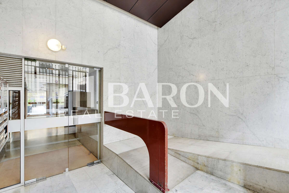 Appartement à PARIS-16E