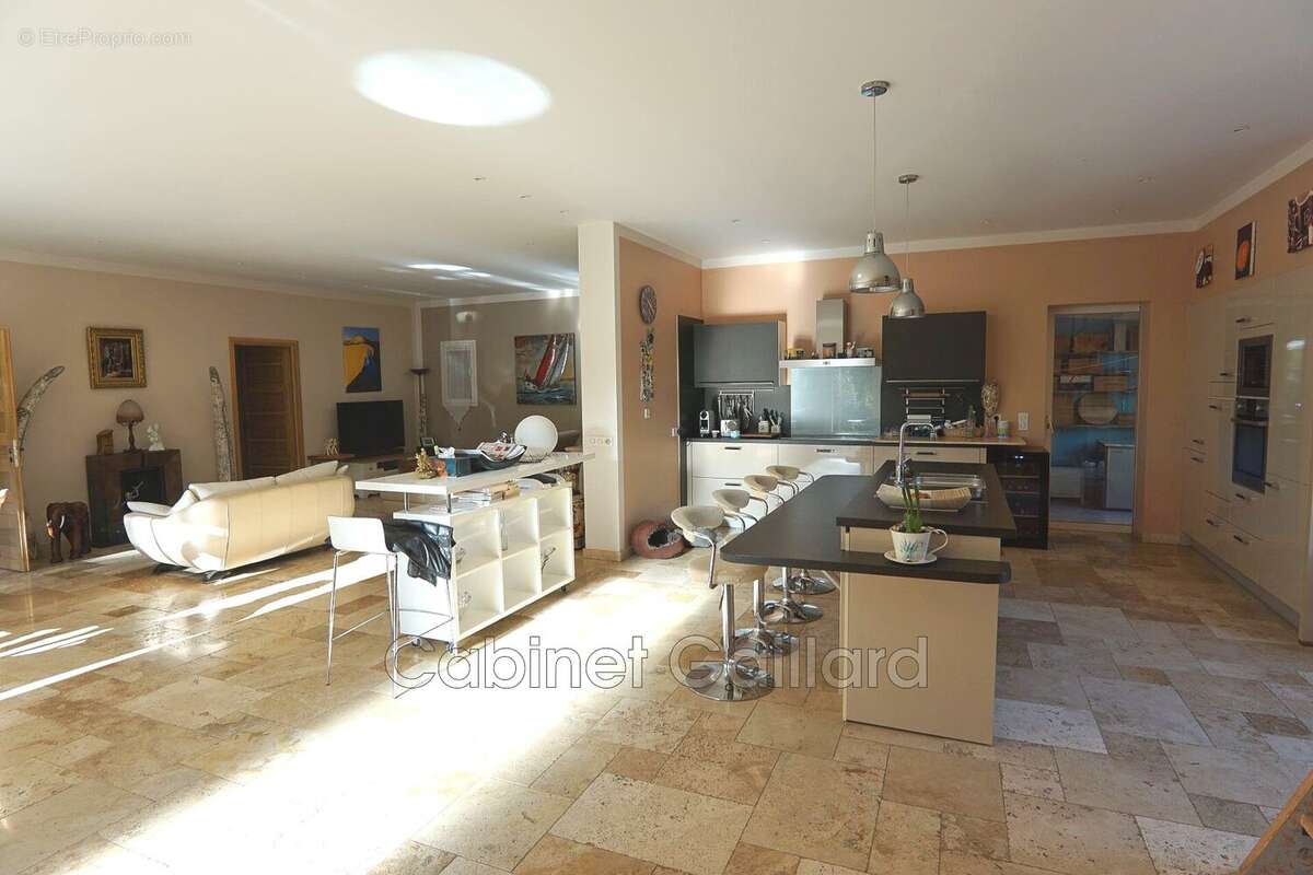 Maison 182 m² à Peymeinade  - photo 4