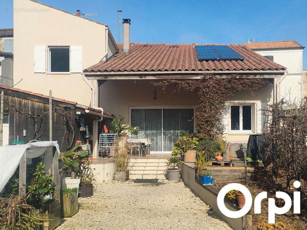 Maison à SAINT-LAURENT-DE-LA-PREE