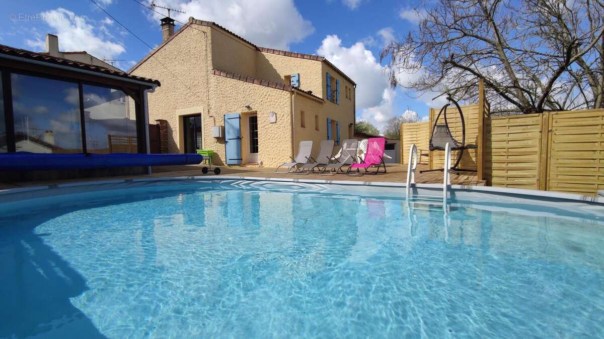 La piscine Hors-sol , chauffée est à l&#039;abri des regards - Maison à LES HERBIERS