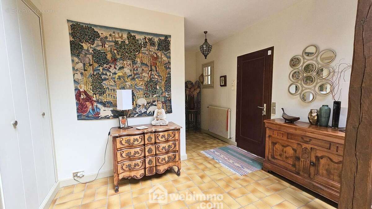 Une spacieuse entrée avec ses placards.