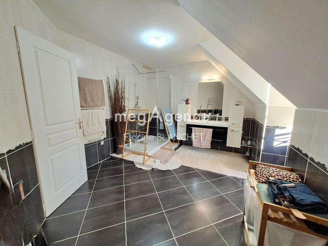 Maison à MONCE-EN-BELIN