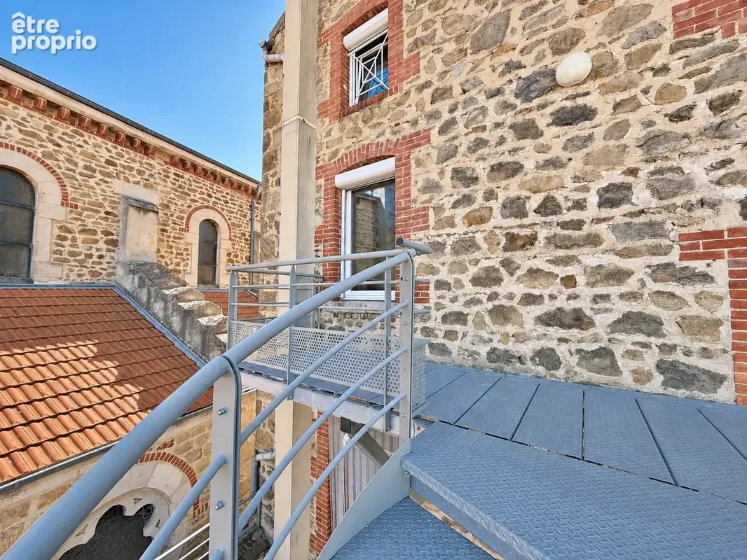 Appartement en duplex 174 m2 - MACLAS centre - 4 chambres, cave et terrasse privatives + jardin commun - photo 2