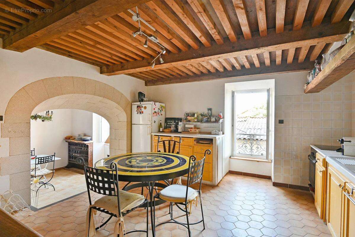 Maison de 12 pièces de 231 m² à Saint-Jean-de-Ceyrargues - photo 9