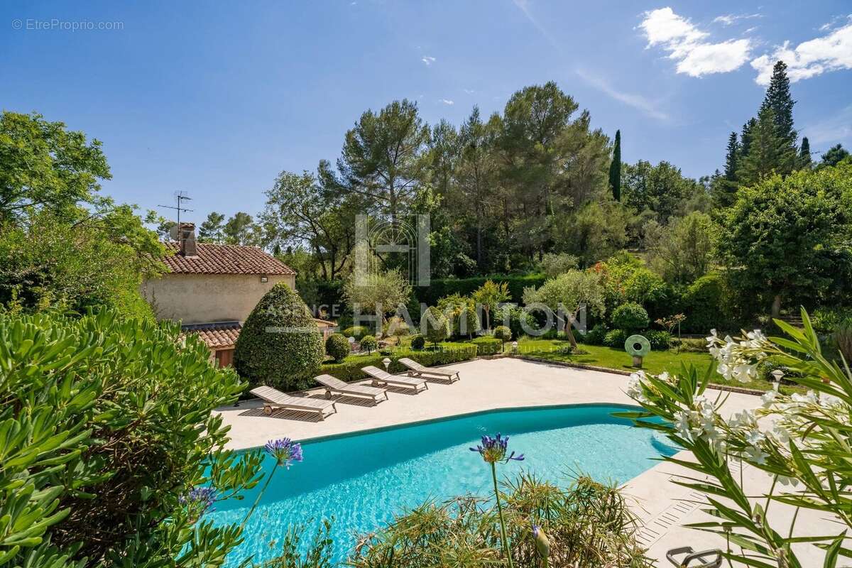 Maison à CHATEAUNEUF-GRASSE