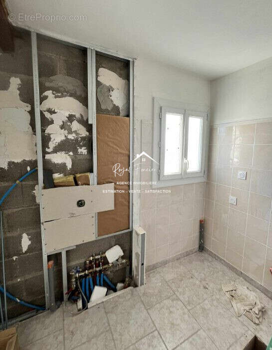 Salle d\'eau - Maison à OYRE