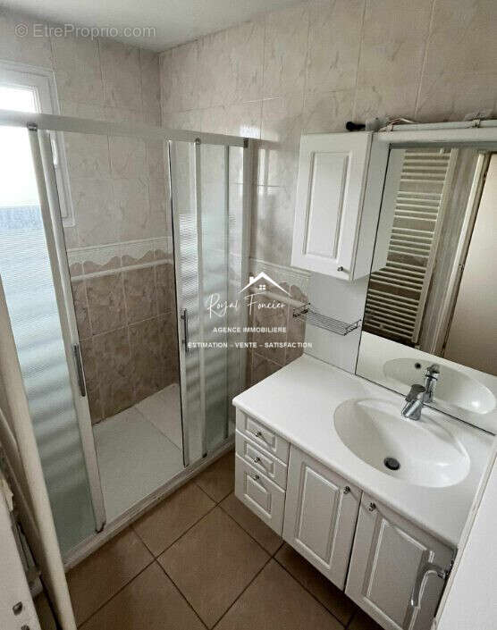 Salle d&#039;eau - Maison à DANGE-SAINT-ROMAIN