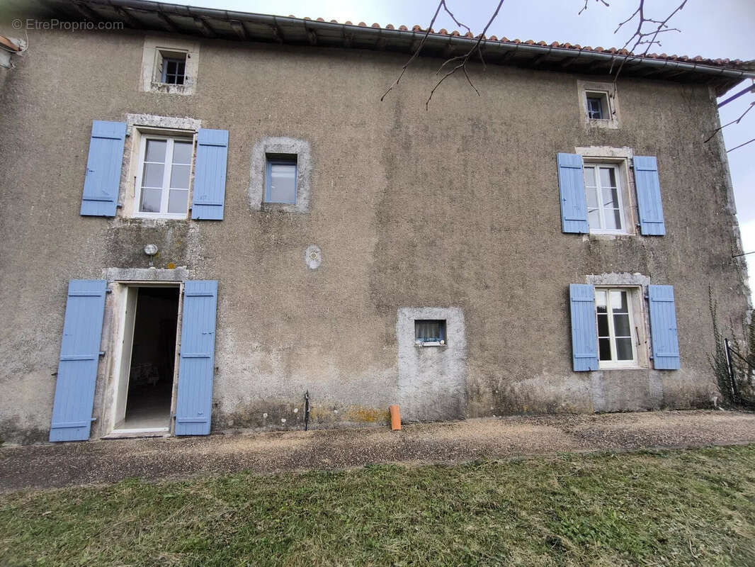 Maison 145 m² à Roumazieres-Loubert  - photo 3