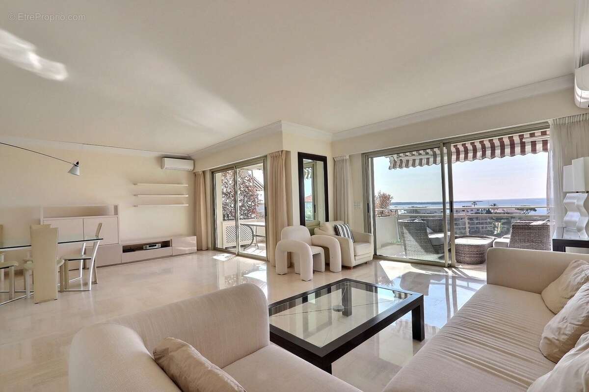 Salon Vue mer sur la baie de Cannes et les îles de Lerins - Appartement à CANNES