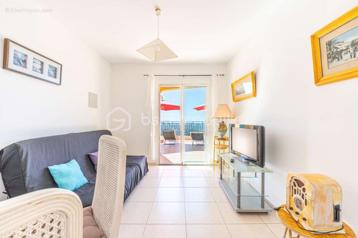 Côte d'azur - Propriété de prestige 230 m² avec piscine à débordement et panorama sur les Îles d'Or - photo 12