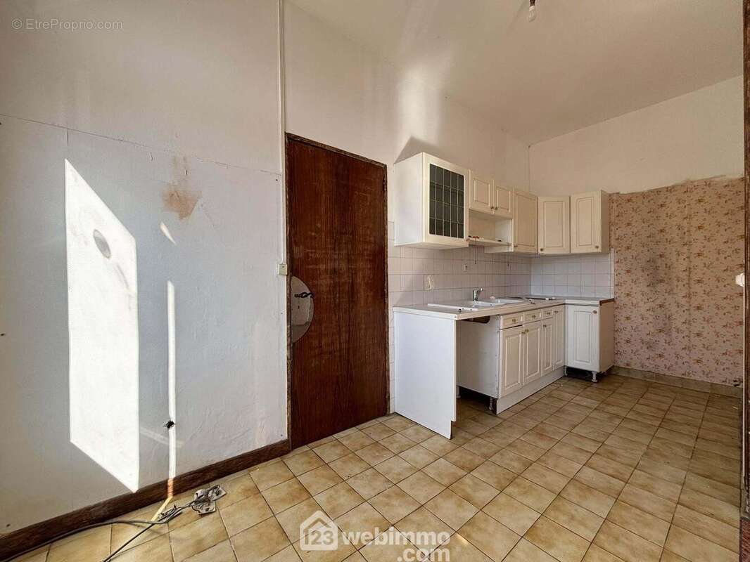 Le coin cuisine est ouvert sur la pièce de vie, - Appartement à CHATELLERAULT