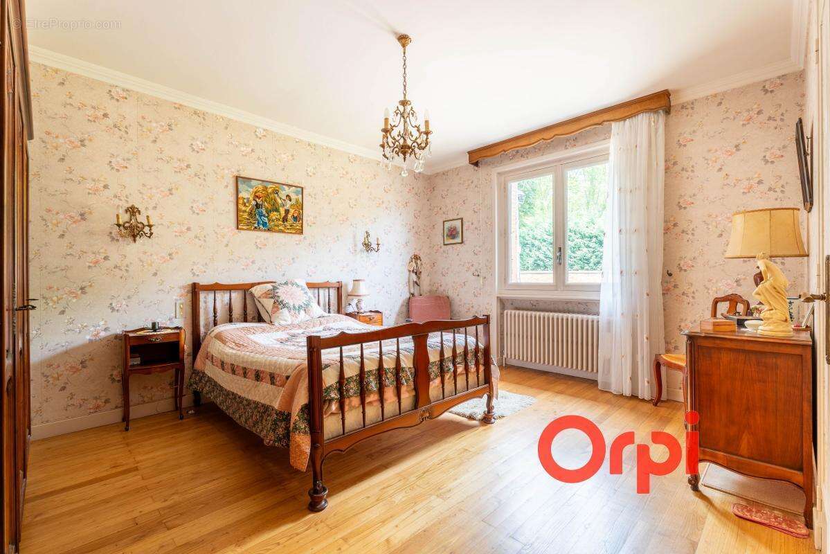 Maison familiale de 150 m² avec appartement indépendant, sous-sol complet et terrain de 999 m² - photo 11