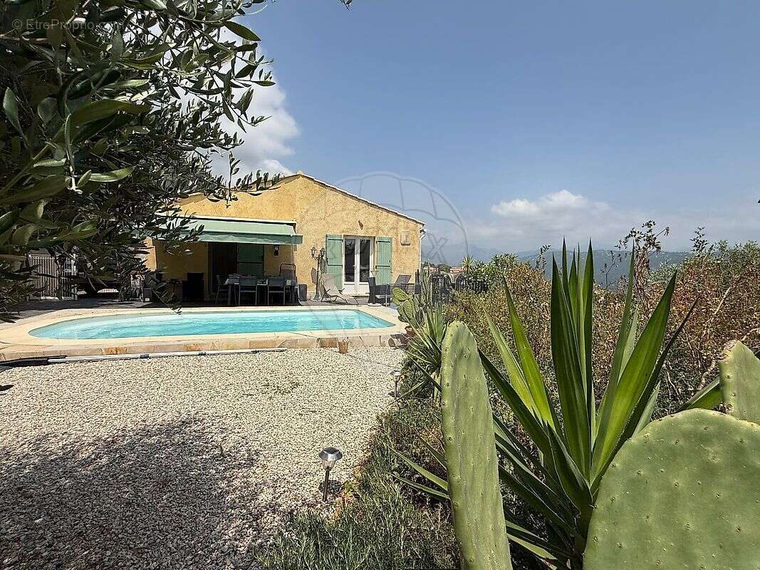 Maison à CHATEAUNEUF-VILLEVIEILLE