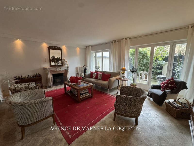 Maison à MARNES-LA-COQUETTE