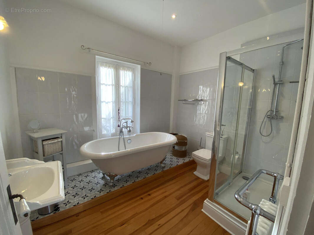 sdb middle bedroom - Maison à CHALAIS