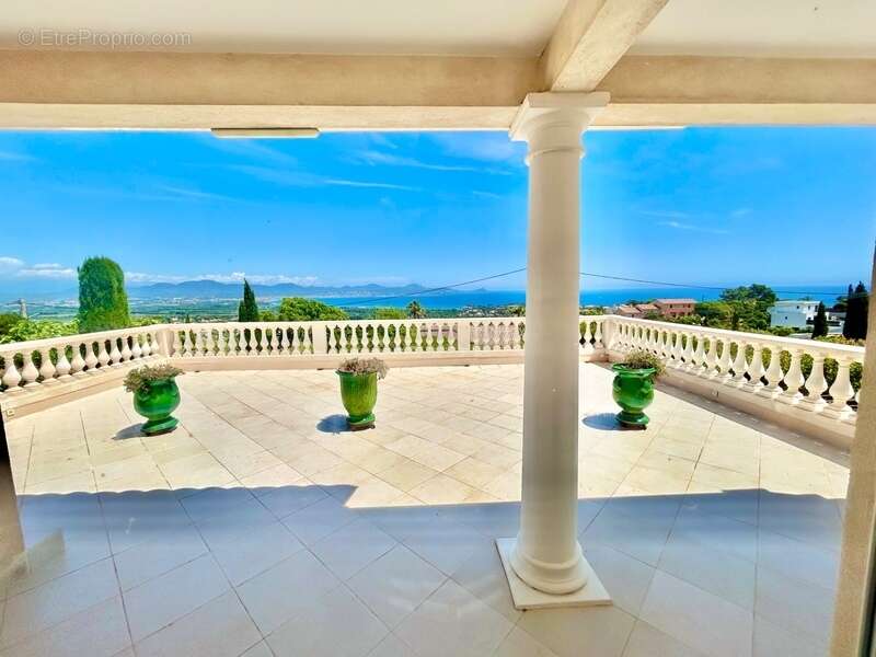 Villa d’Exception à Saint-Aygulf – Vue Mer Panoramique & Cadre Unique - photo 9