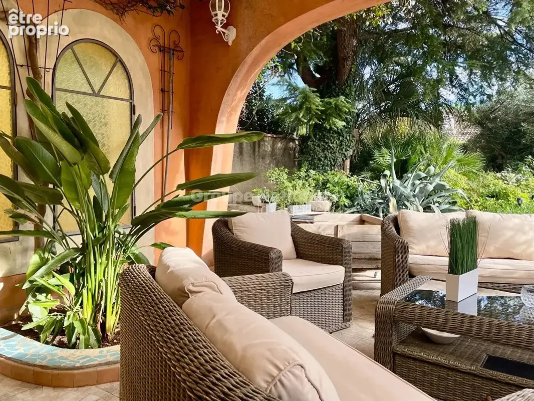 A VENDRE ROGNONAS  Maison familiale de caractère avec jardin, piscine, patio et solarium - photo 2