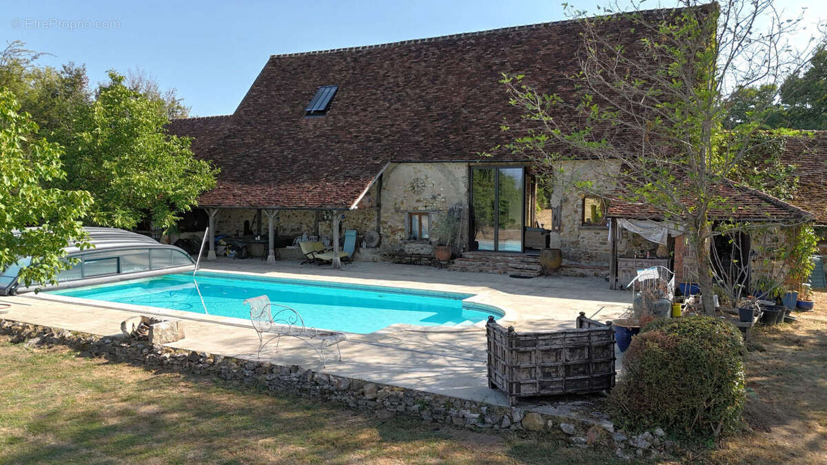 INDRE - Superbe domaine rural comprenant une maison d'époque, une grange réaménagée, une piscine chauffée et 5 hectares. - photo 6