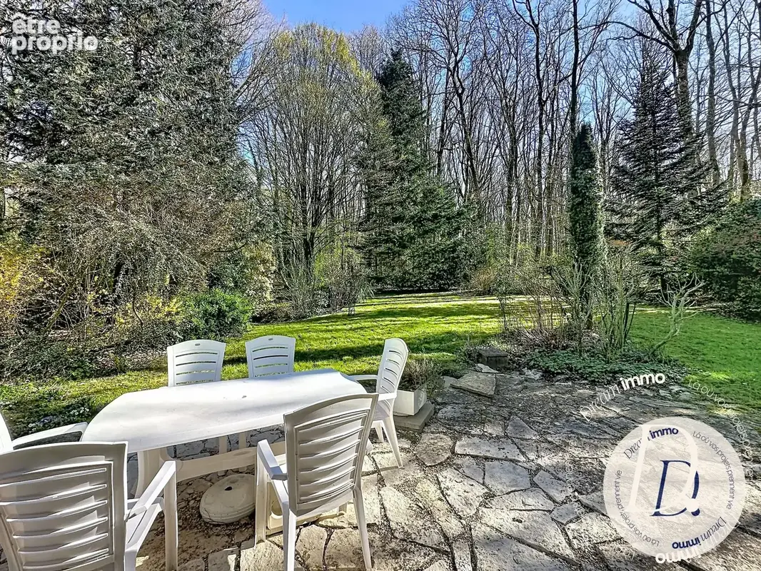 Terrasse avec vue sur jardin et bois