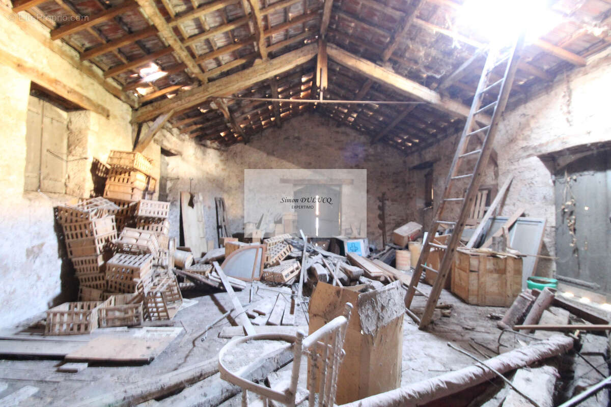 ENSEMBLE IMMOBILER : T4 ; T2 local commercial et grange - photo 8